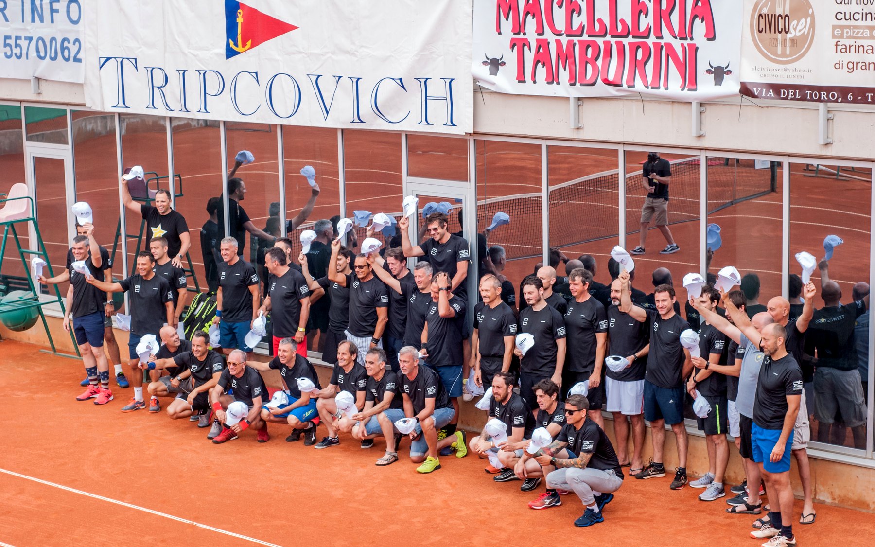 Il gruppo di uno stage Tennistars al completo, in posa sul campo